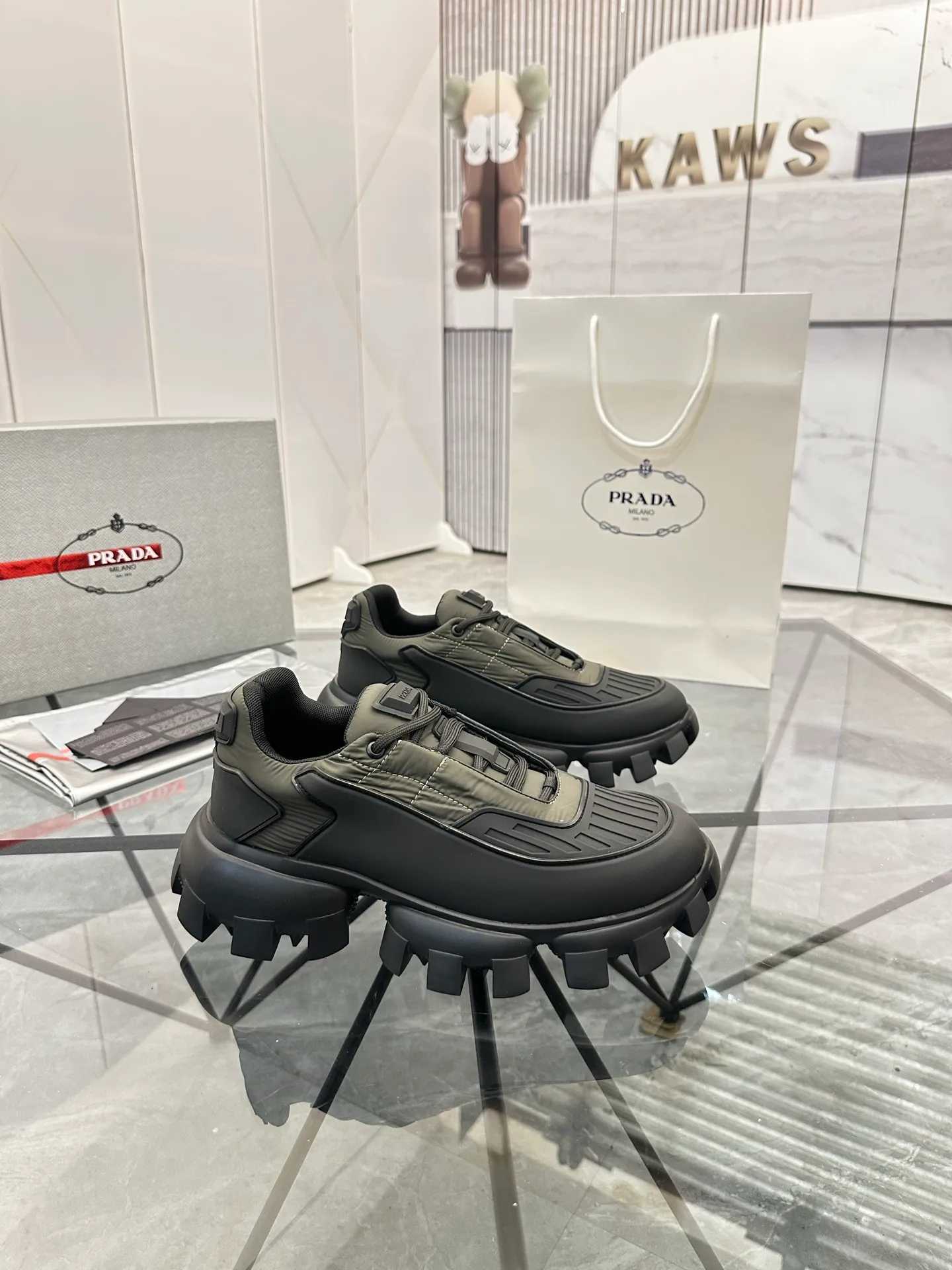 Men's shoes: 💰P540¥ High-end top quality Product trademark: Prada *"Prada*" low-top casual shoes Regular size: 38-45 (can be customized to 46) Product materials: imported breathable fly weave upper, professional glue-making process, breathable lining, cowhide foot pads, original ultra-light foam outsole. No.: 001